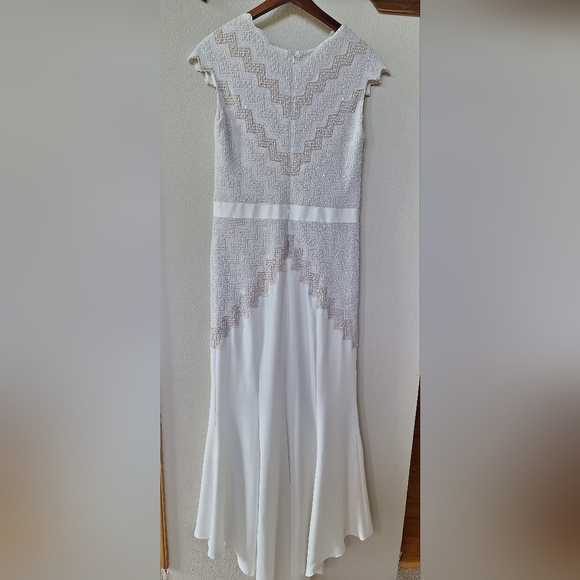 Tadashi Shoji Serena Gown. Crocheted Sequin Crepe. Womens size 10 - Picture 10 of 11